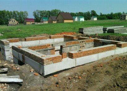 Construction of a garage from expanded clay blocks