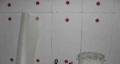 벽지 아래에 단열재를 감는 것이 벽의 방음에 가장 좋은 방법입니다. 벽지 아래에 단열 스티커를 붙입니다.