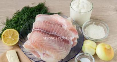 프라이팬에 사워 크림을 넣은 생선, 양파와 당근을 곁들인 요리법