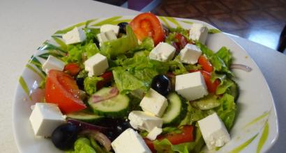 How to cook Greek salad - classic, with cheese, with beans